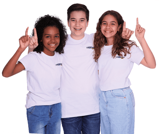 Três adolescentes sorridentes usando camisetas brancas da Olimpiada de Conhecimento ETAPA, abraçados lado a lado, levantando o dedo indicador em gesto de ‘número um’.